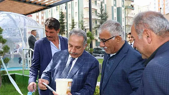 Çiftçiler, Başkan'a bakın ne hediye etti?
