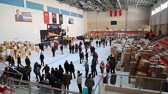Avrupa'dan 5 tır yardım malzemesi geldi