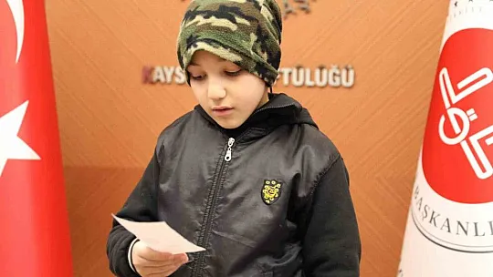 Bilgisayardan vazgeçti, parasını depremzedelere gönderdi
