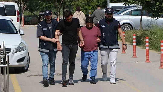 Bir araca 12 kaçak göçmen sığdırmışlar: 3 şüpheli tutuklandı