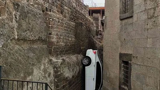 Talas'ta oldu! İçinde öğretmenlerin olduğu araç...