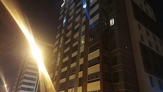 Evdeki eşyalarını camdan aşağı attı