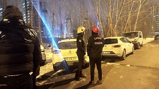 Evdeki eşyalarını camdan aşağı attı