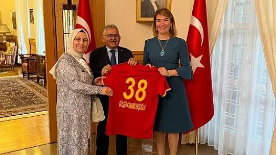 Büyükkılıç ve beraberindekiler neden Macaristan'a gitti?