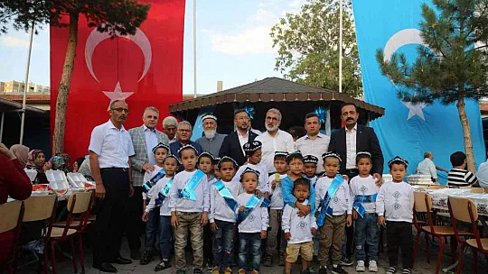 60 Doğu Türkistanlı çocuk dualarla sünnet oldu
