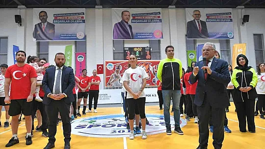 Sporcular madalyalarını aldı...