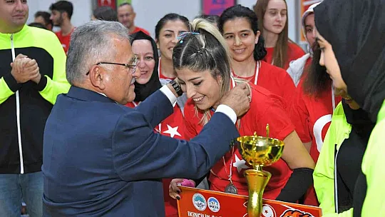 Sporcular madalyalarını aldı...