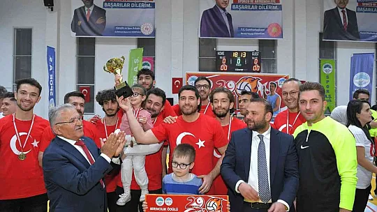 Sporcular madalyalarını aldı...