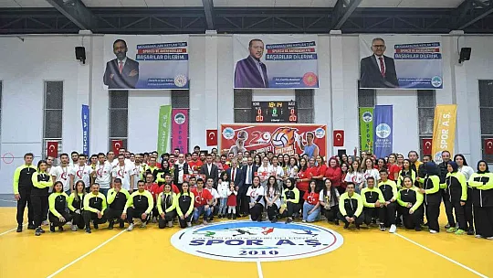 Sporcular madalyalarını aldı...