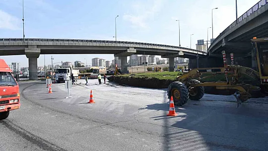 Büyükşehir'den 3 bulvarı birleştiren katlı kavşakta 'stratejik' çalışma