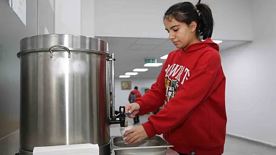 Belediye 1 milyon 350 bin bardak çorba ikram etti!