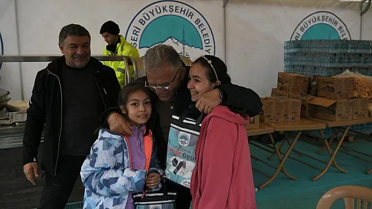İhtiyaç sahibi çocuklar için atkı ve bere örüyorlar...