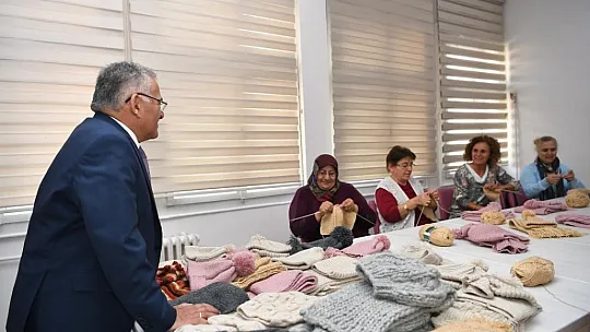 İhtiyaç sahibi çocuklar için atkı ve bere örüyorlar...