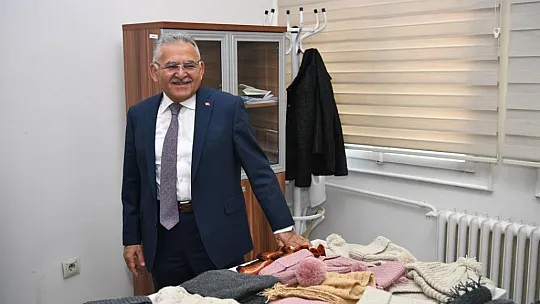 İhtiyaç sahibi çocuklar için atkı ve bere örüyorlar...