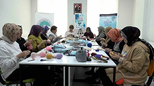 İhtiyaç sahibi çocuklar için atkı ve bere örüyorlar...