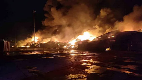 İskenderun Limanı'nda yangınla mücadele devam ediyor