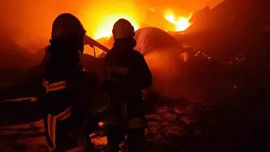 İskenderun Limanı'nda yangınla mücadele devam ediyor