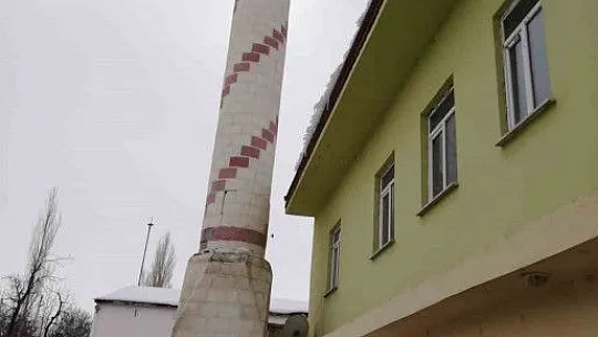 Sarız'da hasarlı minare yıkıldı