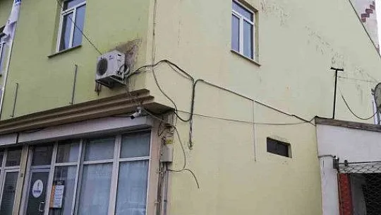 Sarız'da hasarlı minare yıkıldı