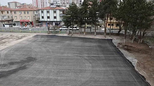 Yıkımını tamamlanan okulun bahçesine asfalt döktü