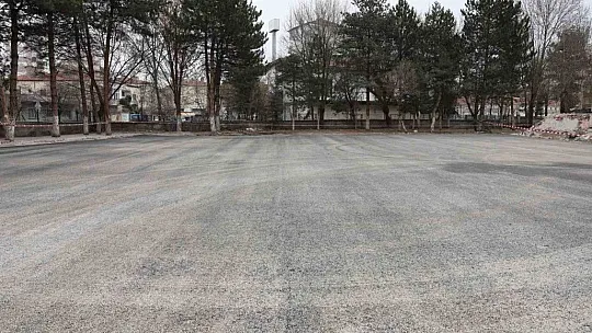 Yıkımını tamamlanan okulun bahçesine asfalt döktü