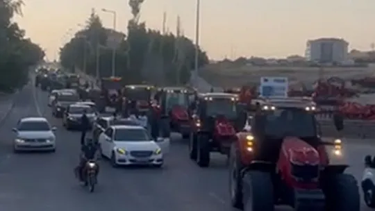 Bünyan'da oldu! Çiftçiler traktörlerle…