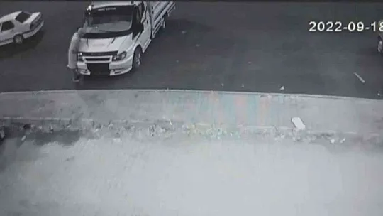 Hem otomobil hem de kamyon çaldılar