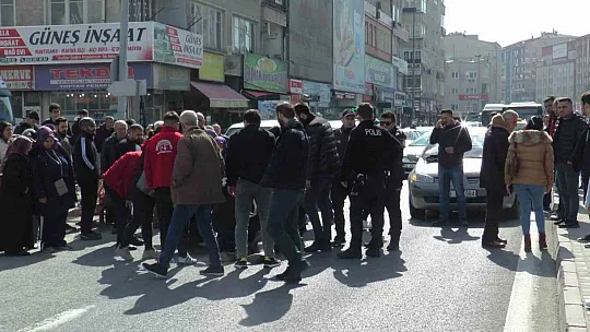 Kaza sonrası yayanın başında hüngür hüngür ağladı