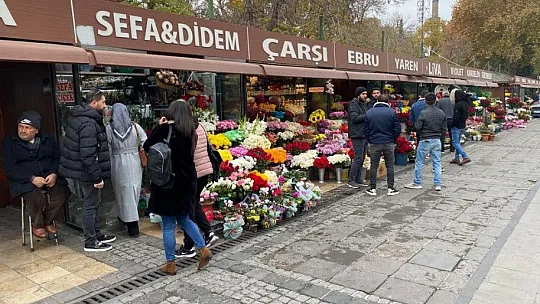 Çiçekçiler yoğun mesai yapıyor