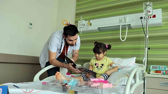 Çocuk doktorundan örnek davranış