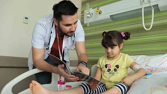 Çocuk doktorundan örnek davranış