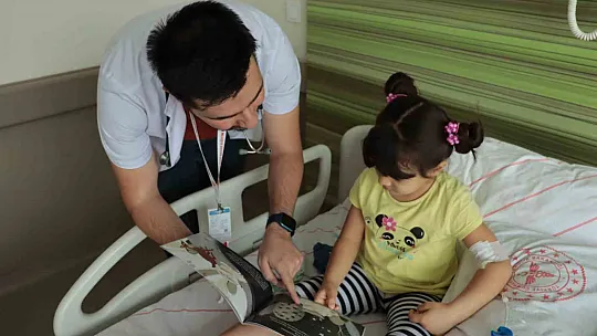 Çocuk doktorundan örnek davranış