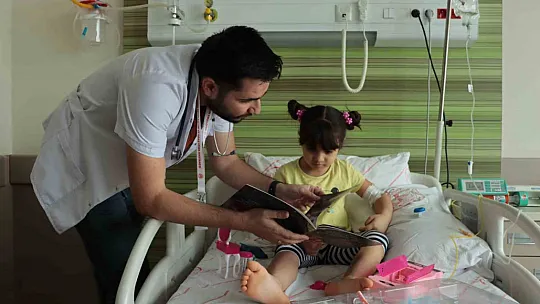 Çocuk doktorundan örnek davranış