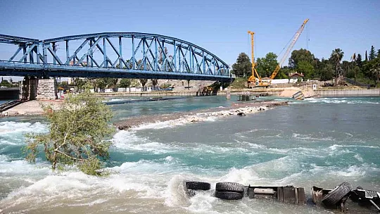 Çöken yol onarılırken tekrar çöktü, işçiler ölümden döndü