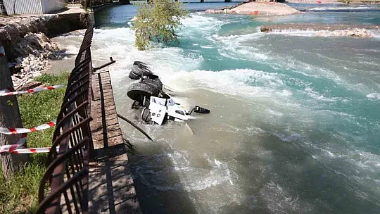 Çöken yol onarılırken tekrar çöktü, işçiler ölümden döndü