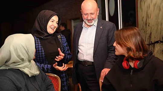 Depremzede öğrenciler ve aileleriyle birlikte iftar yaptılar