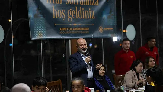 Depremzede öğrenciler ve aileleriyle birlikte iftar yaptılar