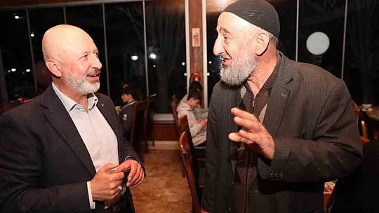 Depremzede öğrenciler ve aileleriyle birlikte iftar yaptılar