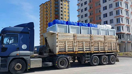 Deprem bölgesine 10 konteyner ev ve 2 iş makinesi kepçe daha