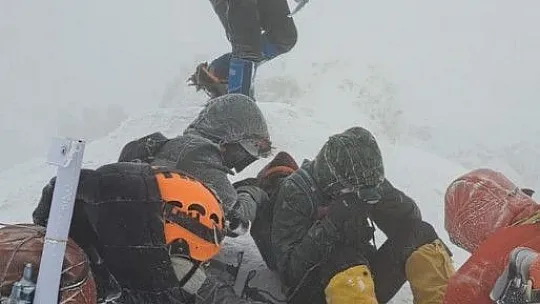 Deprem şehitlerini zirvede andılar