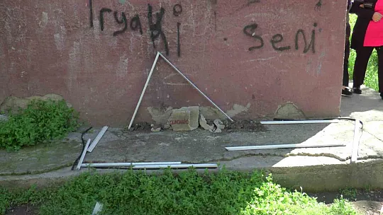 Depremde ağır hasar alan bina suç mekanı oldu, mahalleli isyan etti