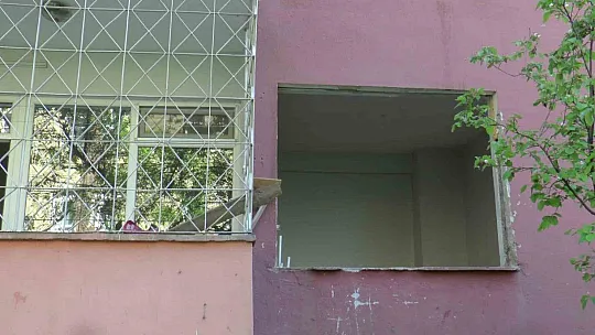 Depremde ağır hasar alan bina suç mekanı oldu, mahalleli isyan etti