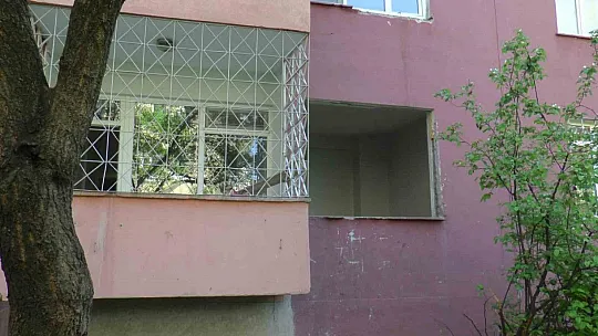Depremde ağır hasar alan bina suç mekanı oldu, mahalleli isyan etti