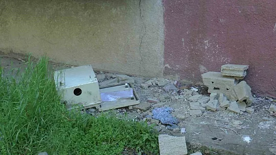 Depremde ağır hasar alan bina suç mekanı oldu, mahalleli isyan etti