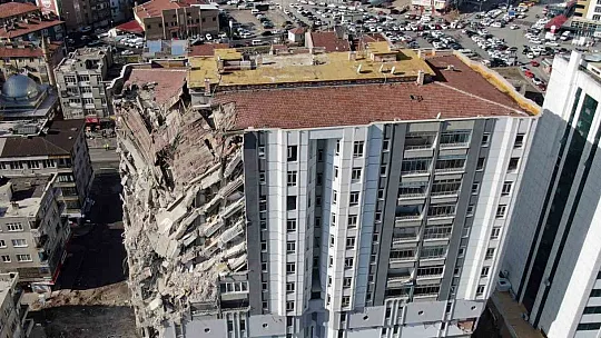 O bina depremde ağır hasar görmüştü