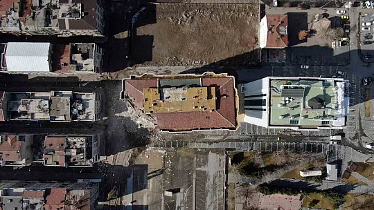 O bina depremde ağır hasar görmüştü