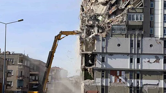 O bina depremde ağır hasar görmüştü