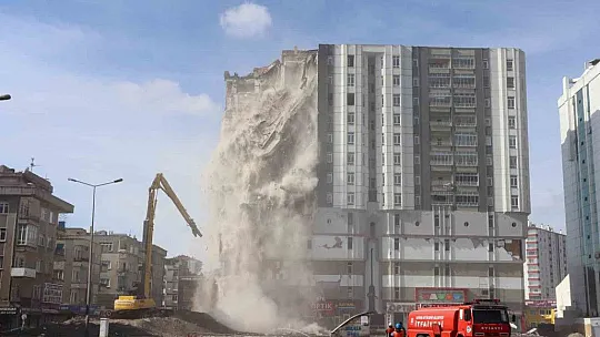O bina depremde ağır hasar görmüştü