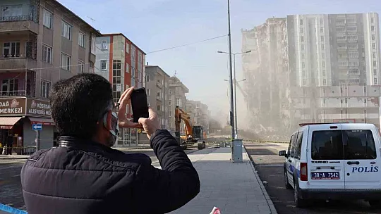 O bina depremde ağır hasar görmüştü