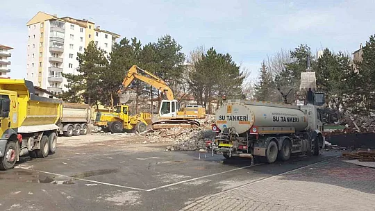 Depremde hasar alan okul yıkılıyor